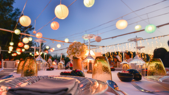 How to entertain your wedding guests during a meal