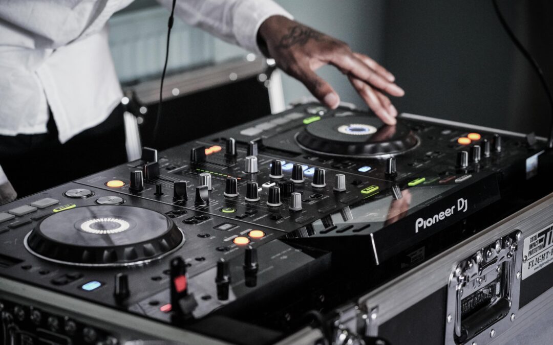 How to Choose the Right Wedding DJ